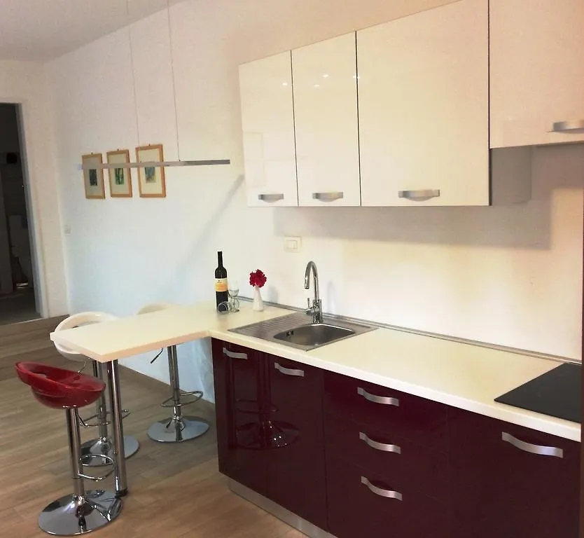 Molo Beach Apartments ロヴィニ