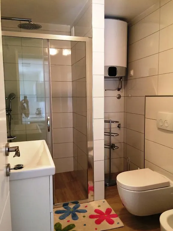 Molo Beach Apartments ロヴィニ