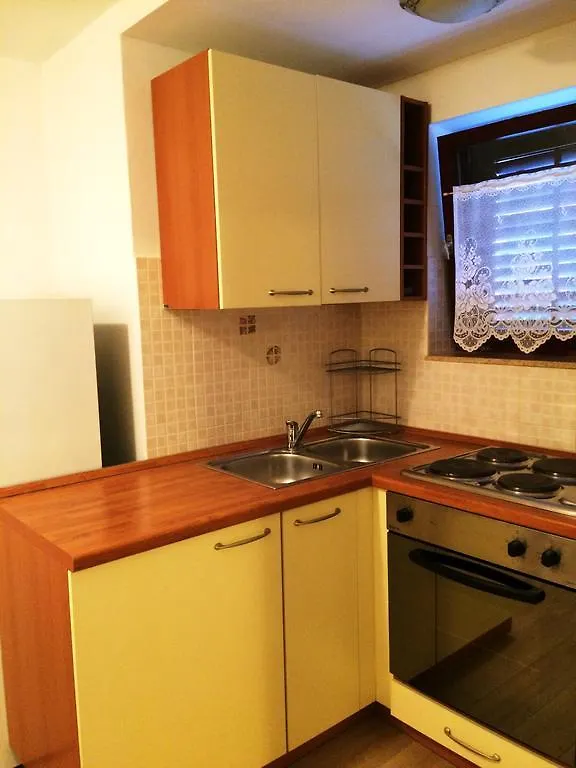 Molo Beach Apartments ロヴィニ 0*,