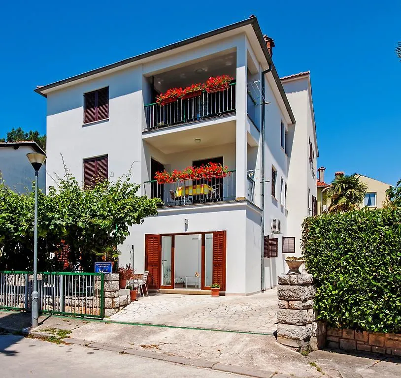Molo Beach Apartments ロヴィニ