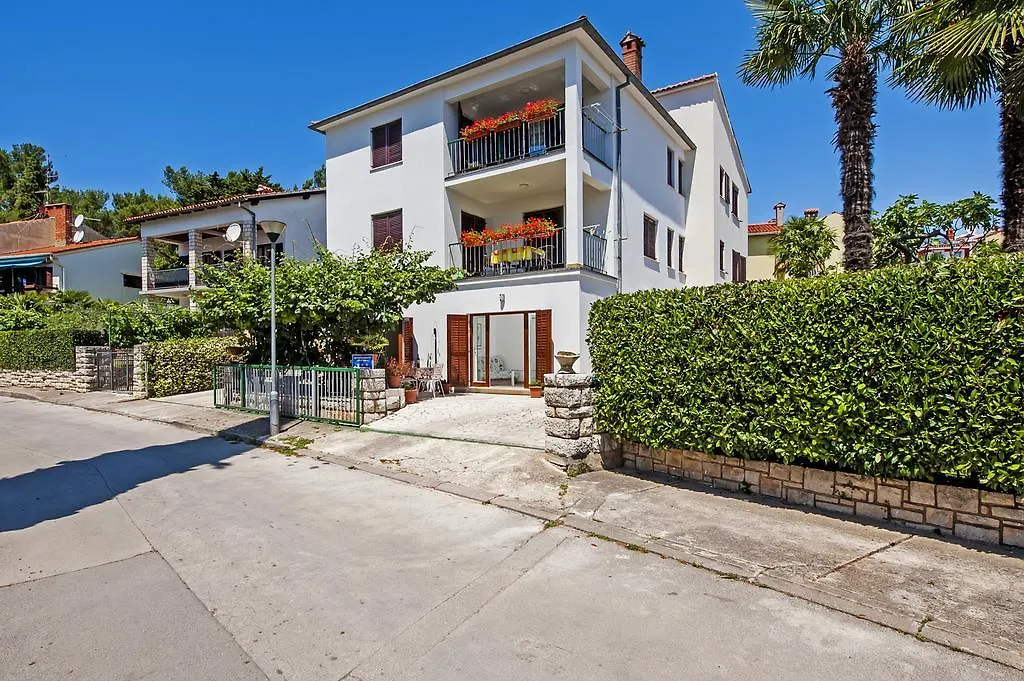 Molo Beach Apartments ロヴィニ