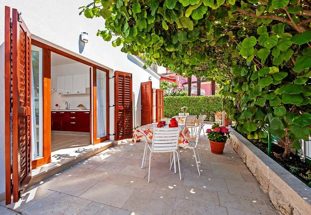 Molo Beach Apartments ロヴィニ 0*,