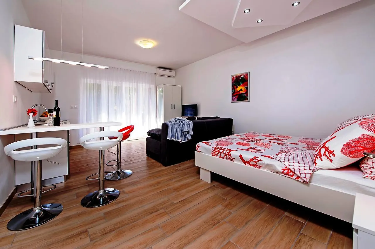 Molo Beach Apartments ロヴィニ