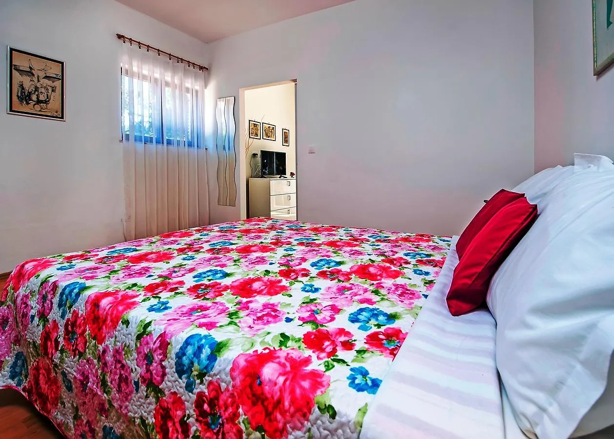 Molo Beach Apartments ロヴィニ