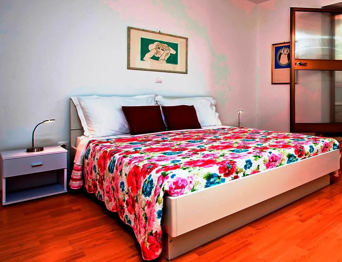 Molo Beach Apartments ロヴィニ