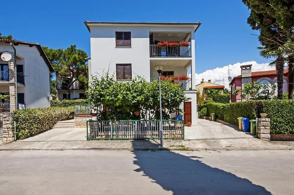 Molo Beach Apartments Ровинь