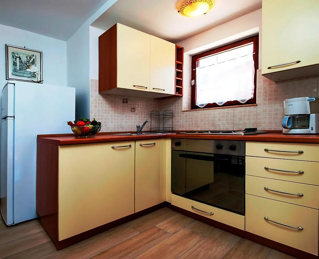Molo Beach Apartments Ровинь
